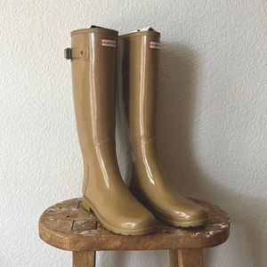 Tall hunter rain boots. Light tan. Size UK7 EU 40 size US 9. Lightly worn.